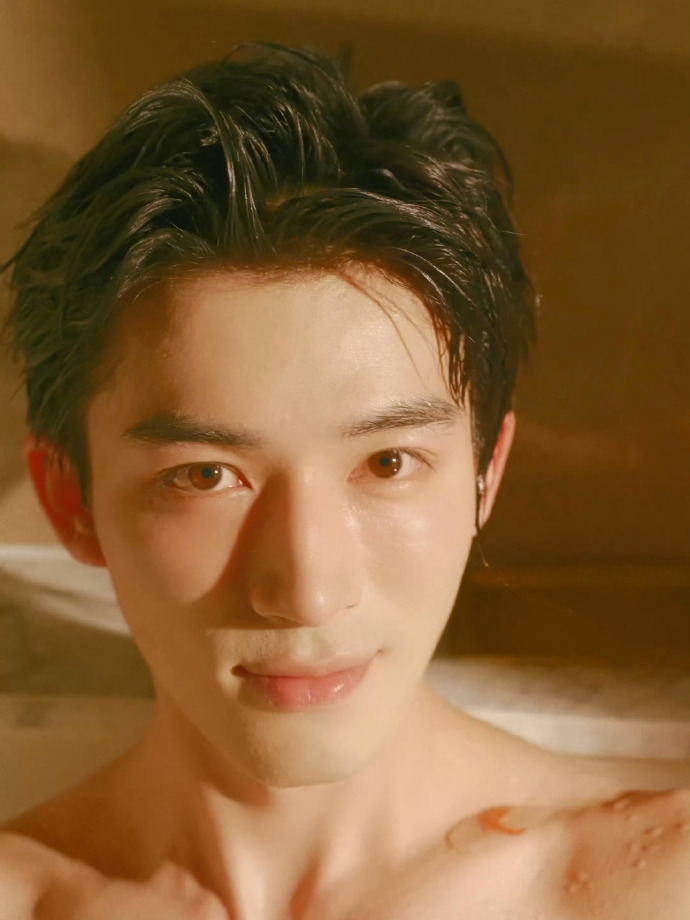 #王星越锁骨养鱼#  王星越出发图，很不一样的vogue出发模式，在锁骨养鱼好会