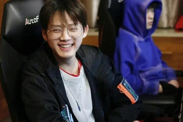 #乐言是谁##乐言喊zdz姐夫#乐爷不愧是打野，节奏真是一波接一波[doge]从