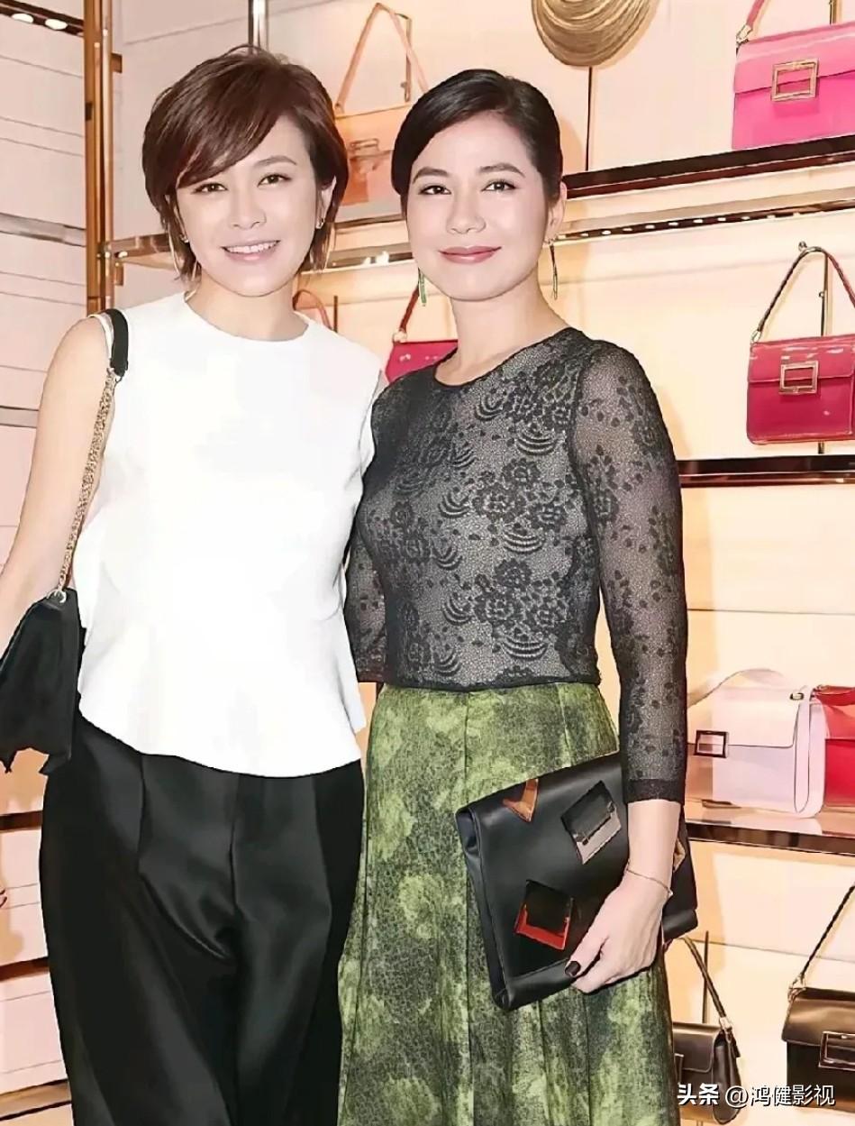 仔细看，那时的关之琳明眸善睐，睛若点漆，齿如珠贝，秀韵多姿！而右边这位美女是谁？