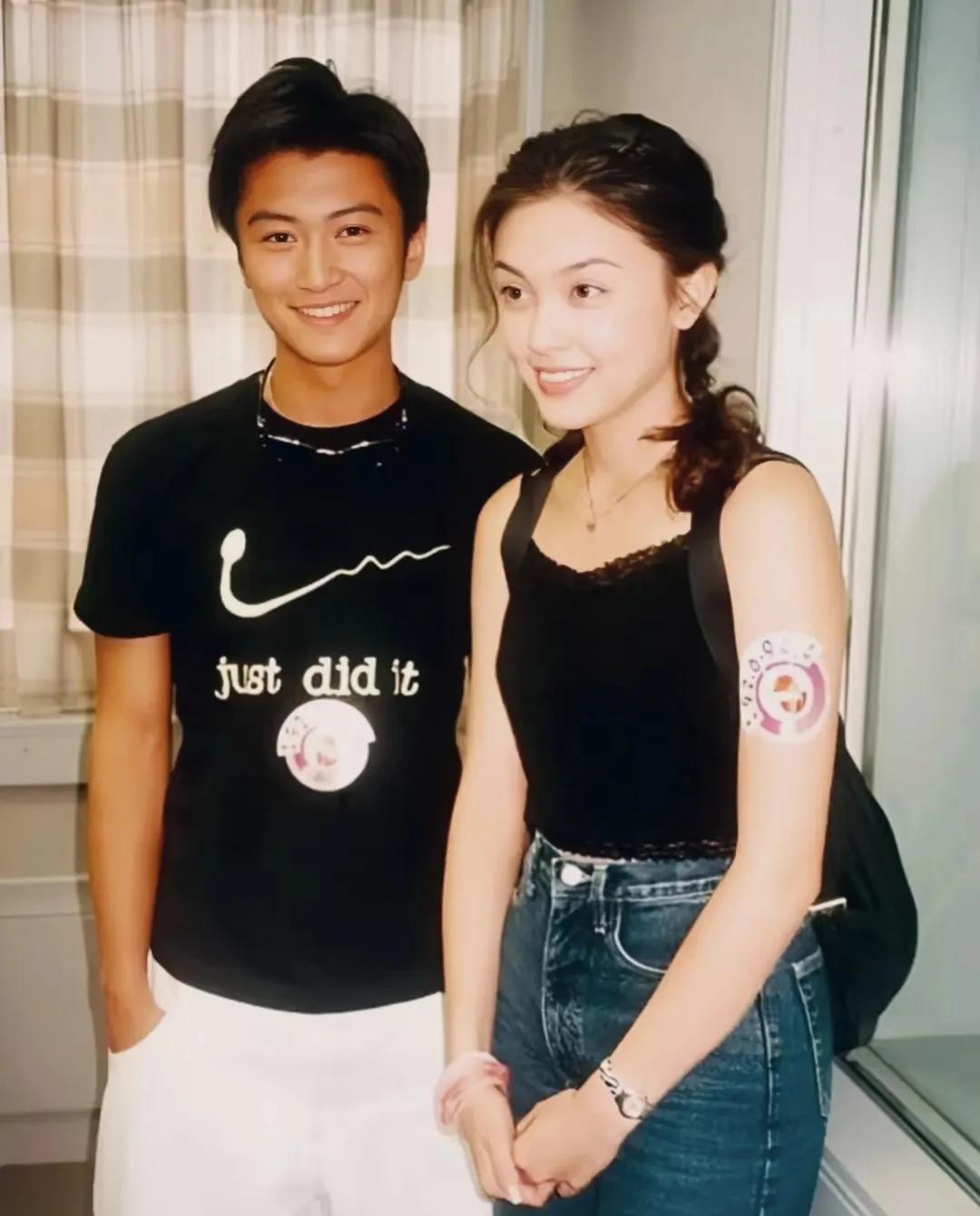 这女的好美！
同框合影下，连谢天王都变成了路人，
有人认识她吗？

#娱乐#