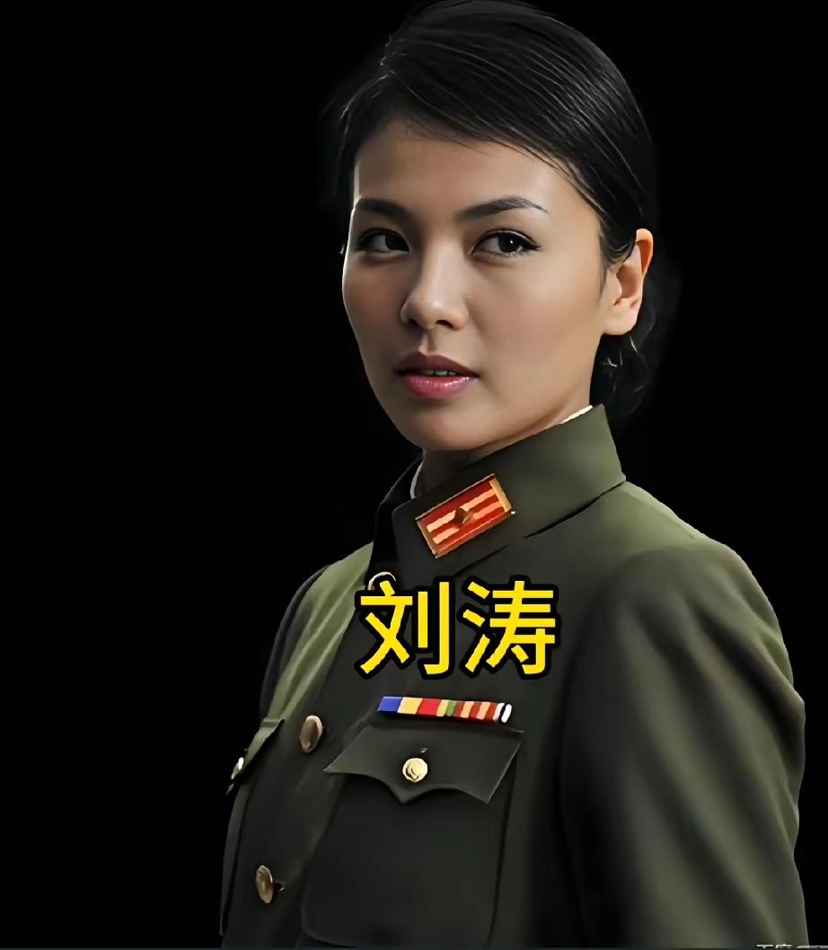谁穿军装最漂亮？毫无疑问是钟楚曦了，钟楚曦平时看起来没有这么漂亮啊，怎么穿上军装