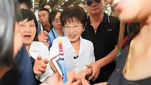 [微风]洪秀柱这次直接点名马英九和黄智贤，说实话，在岛内敢这么直接点名道姓的人真