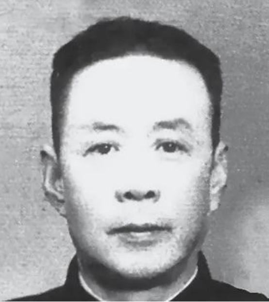 1939 年，国军中将陈铁在山西设宴款待彭德怀，陈铁的夫人在倒茶时悄悄说道：“现