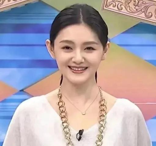 汪小菲情绪激动硬闯大S豪宅，冲进警局实名举报大S磕糖

汪小菲又失控了。前两日被