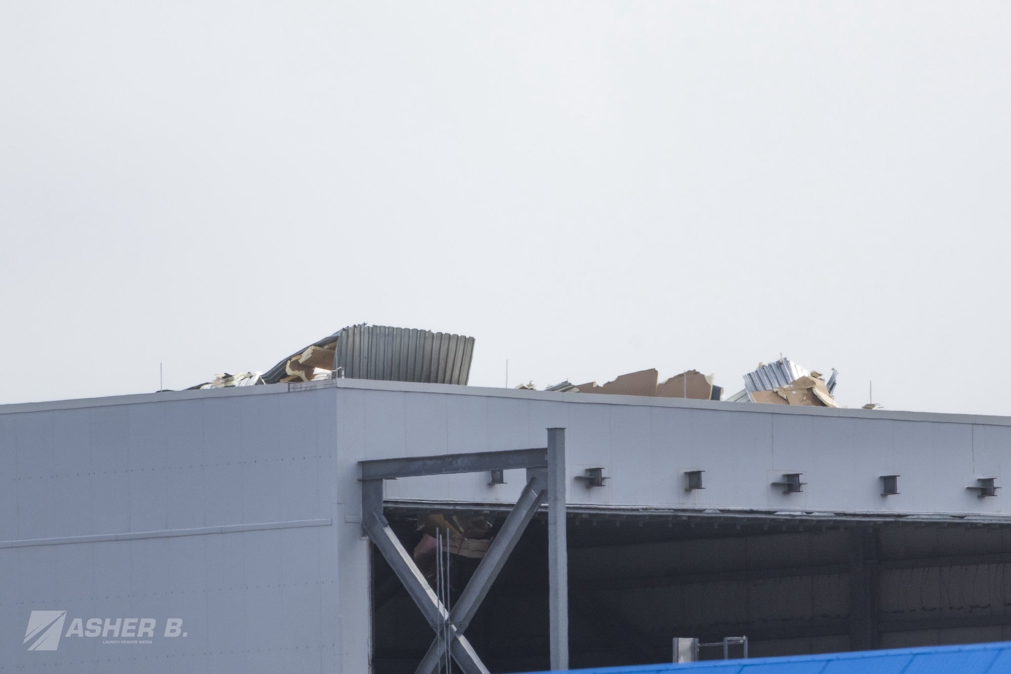 新格伦运载火箭后续任务的某个二级在结构测试中损坏，其冲击波致使测试厂房受损，需要