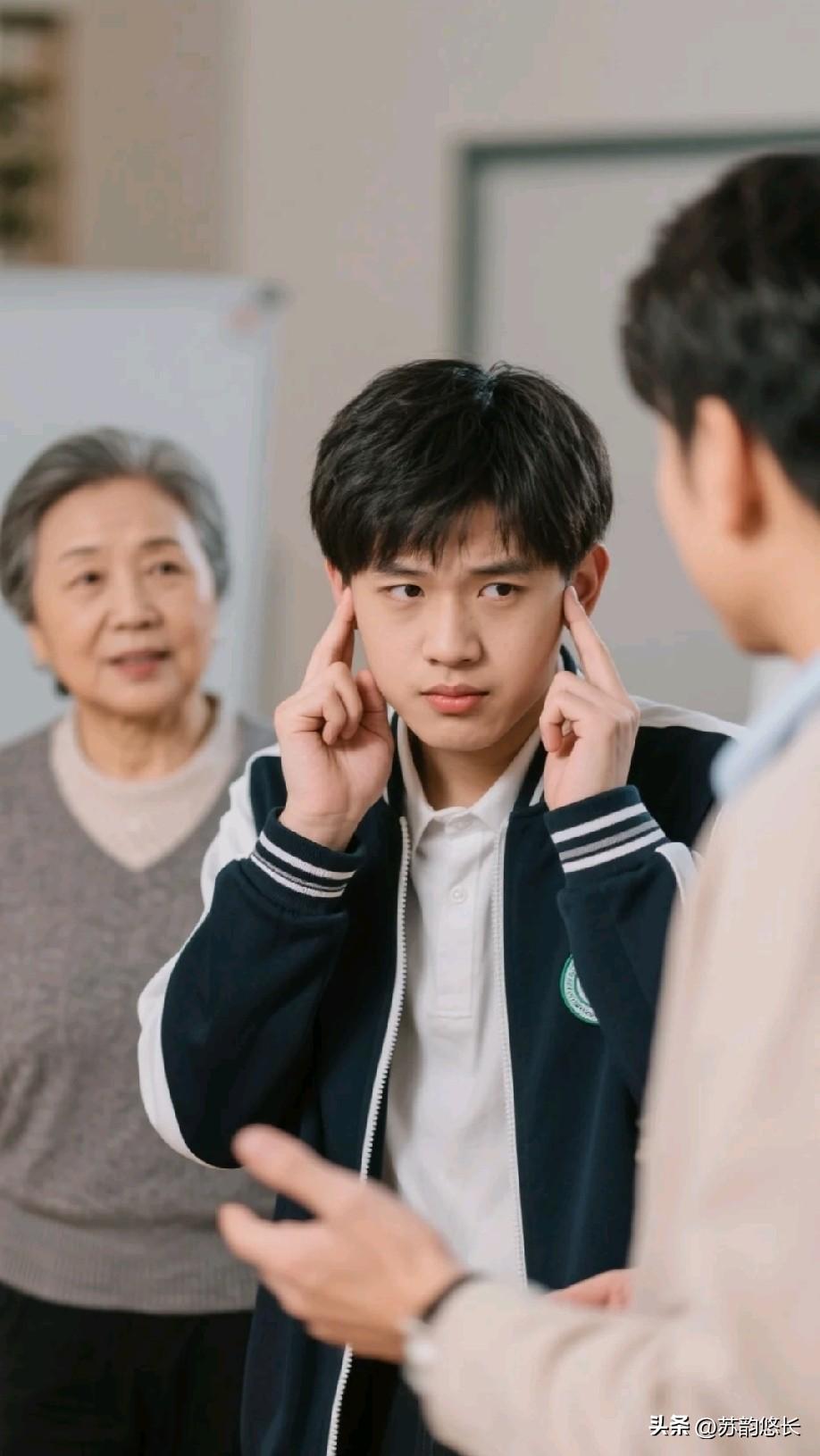 高中退休老教师说：
不要犟，所有被孩子成绩折磨，煎熬的家长，都是自作自受，无一例