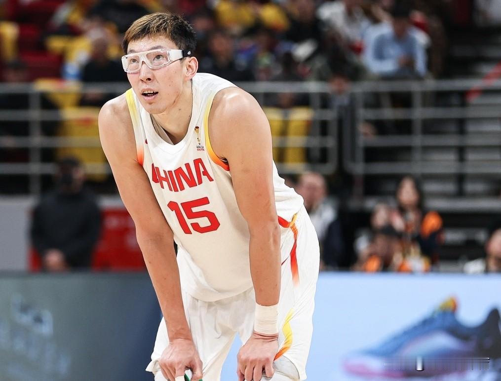 真不能怪周琦，甚至他成为了男篮唯一的遮羞布！
在上一场输给韩国男篮后，今天中国男