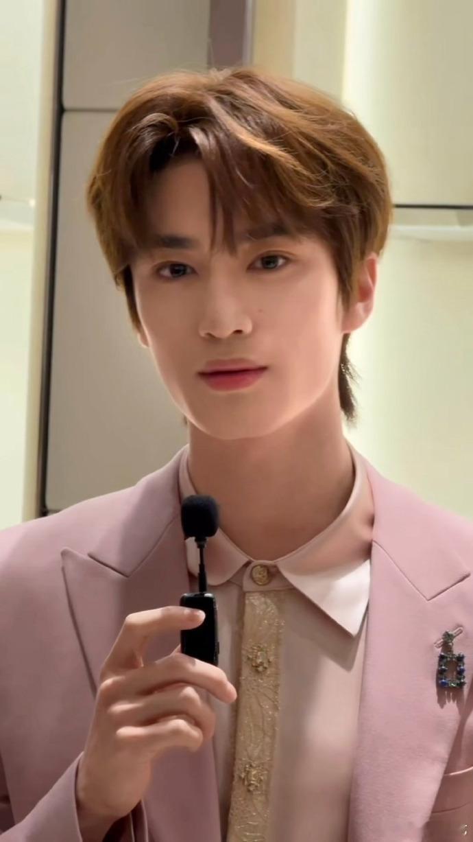 张康乐线下粉色西装张康乐今日线下活动，卷毛粉西装造型真的太好看了张康乐卷毛粉西装