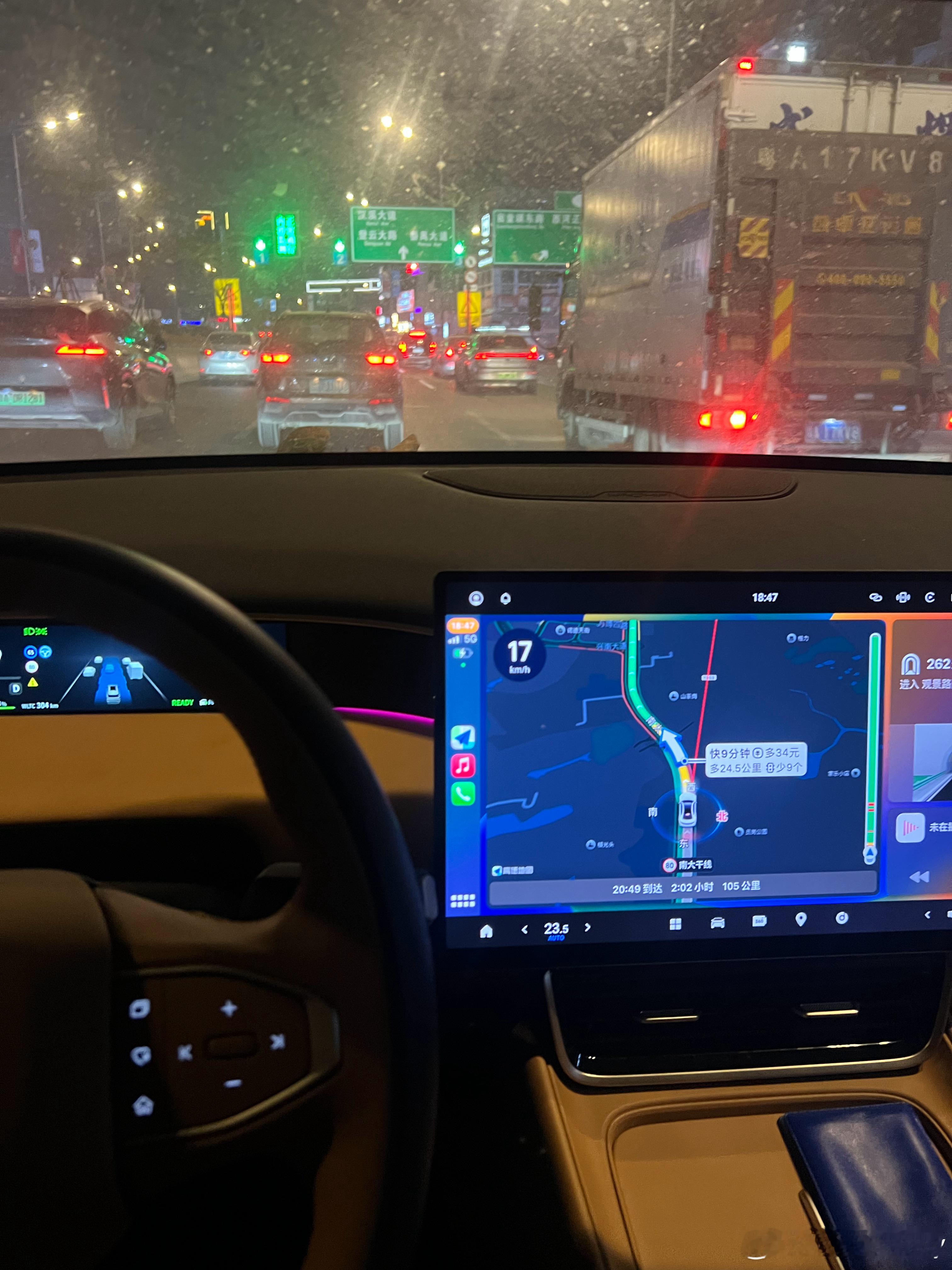 今天做了一件很蠢的事，车停太久没电了，机械钥匙没找到，就找人开锁花了330。开了