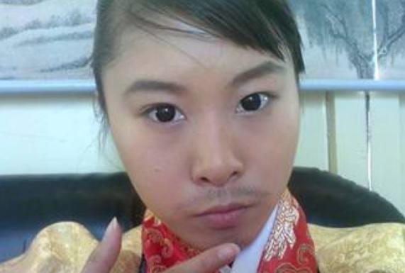 我新交了个女朋友，长得很漂亮，同居后发现她总是用我的剃须刀，剃胡子剃腋毛，有时候