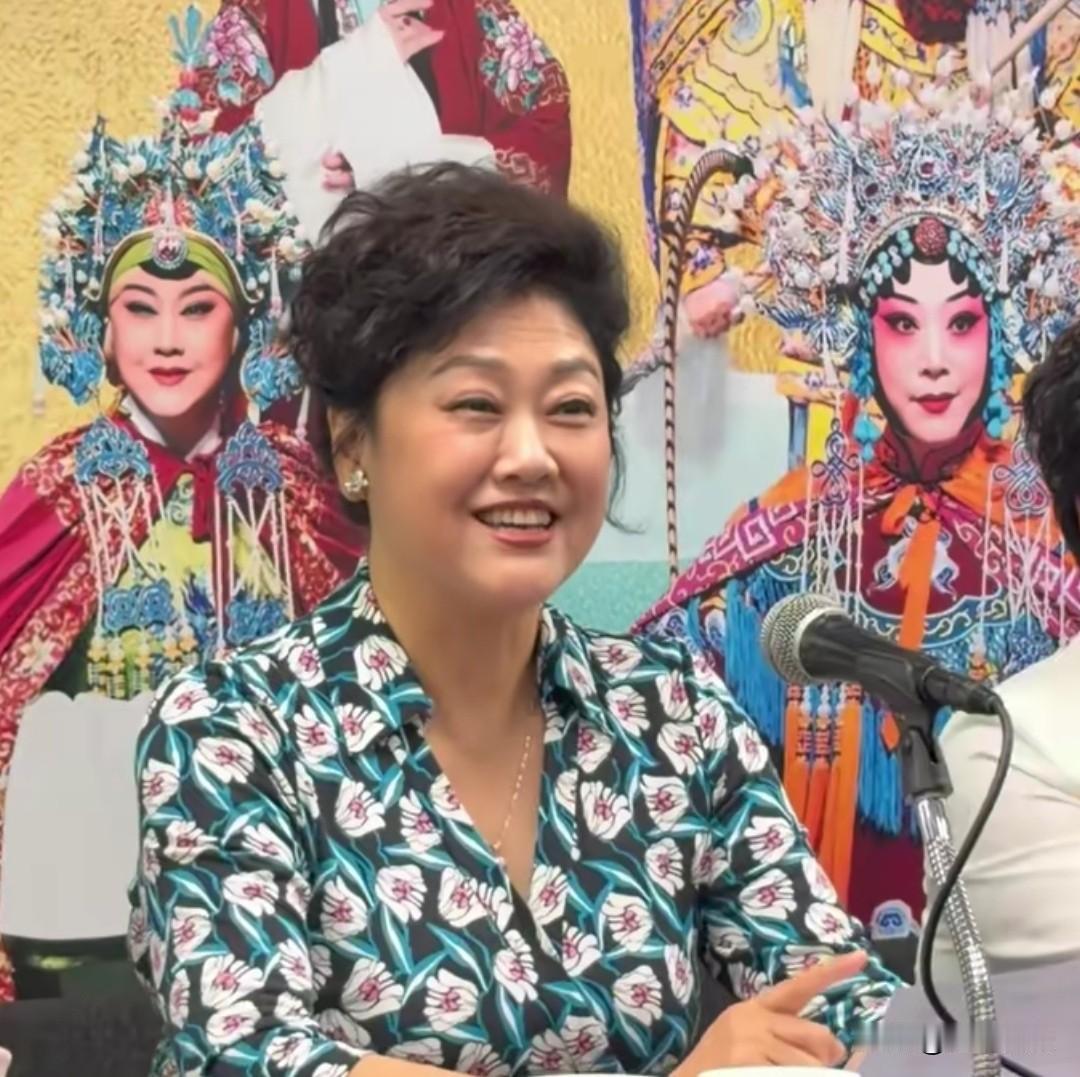 近日，洛阳豫剧院前往香港演出，并参与了香港中华文化节“艺人谈”讲学会活动。
活动