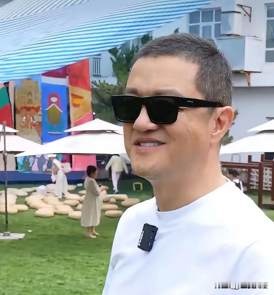 李亚鹏，再次冲上热搜！
​4月9日晚上，李亚鹏在直播间不加掩饰，对网友质疑的“虚