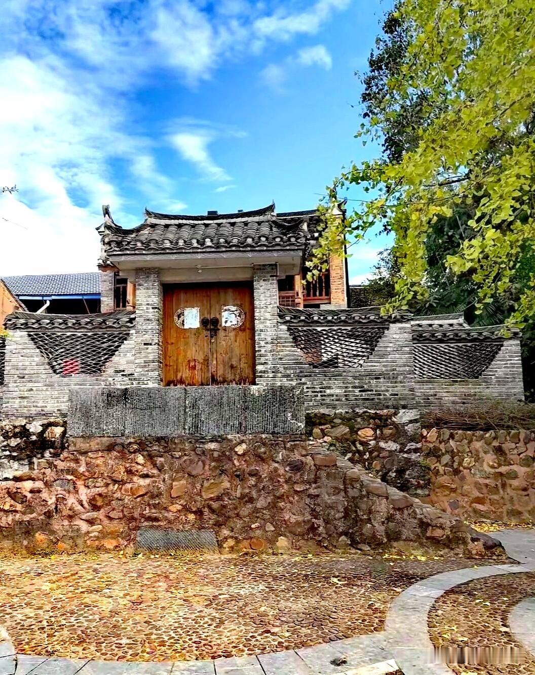 广西纯天然古村，没有商业污染没有游人喧嚣还免费，具体答案在图里
四百多年，出了三