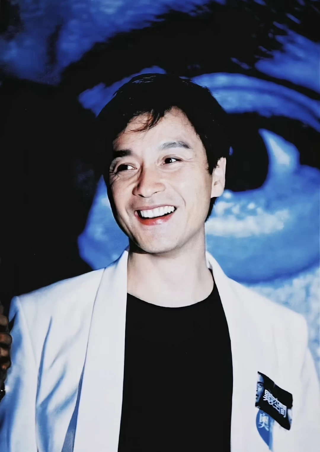 你我的脚印 合成了岁月 时光似流水 白了少年头