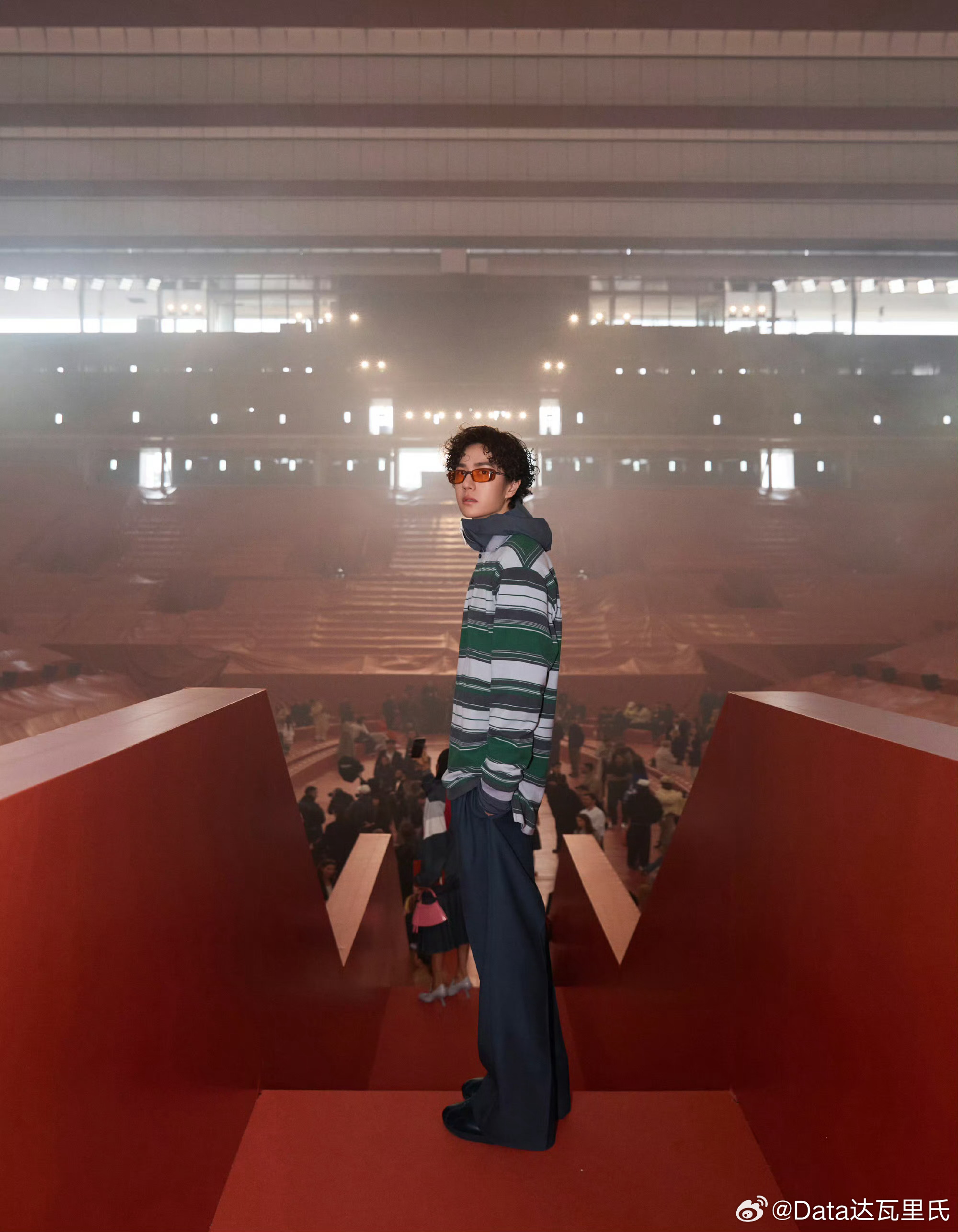 王一博大秀内场出图连帽上衣不错，人和仪态比较吃藕……王一博大秀内场出图