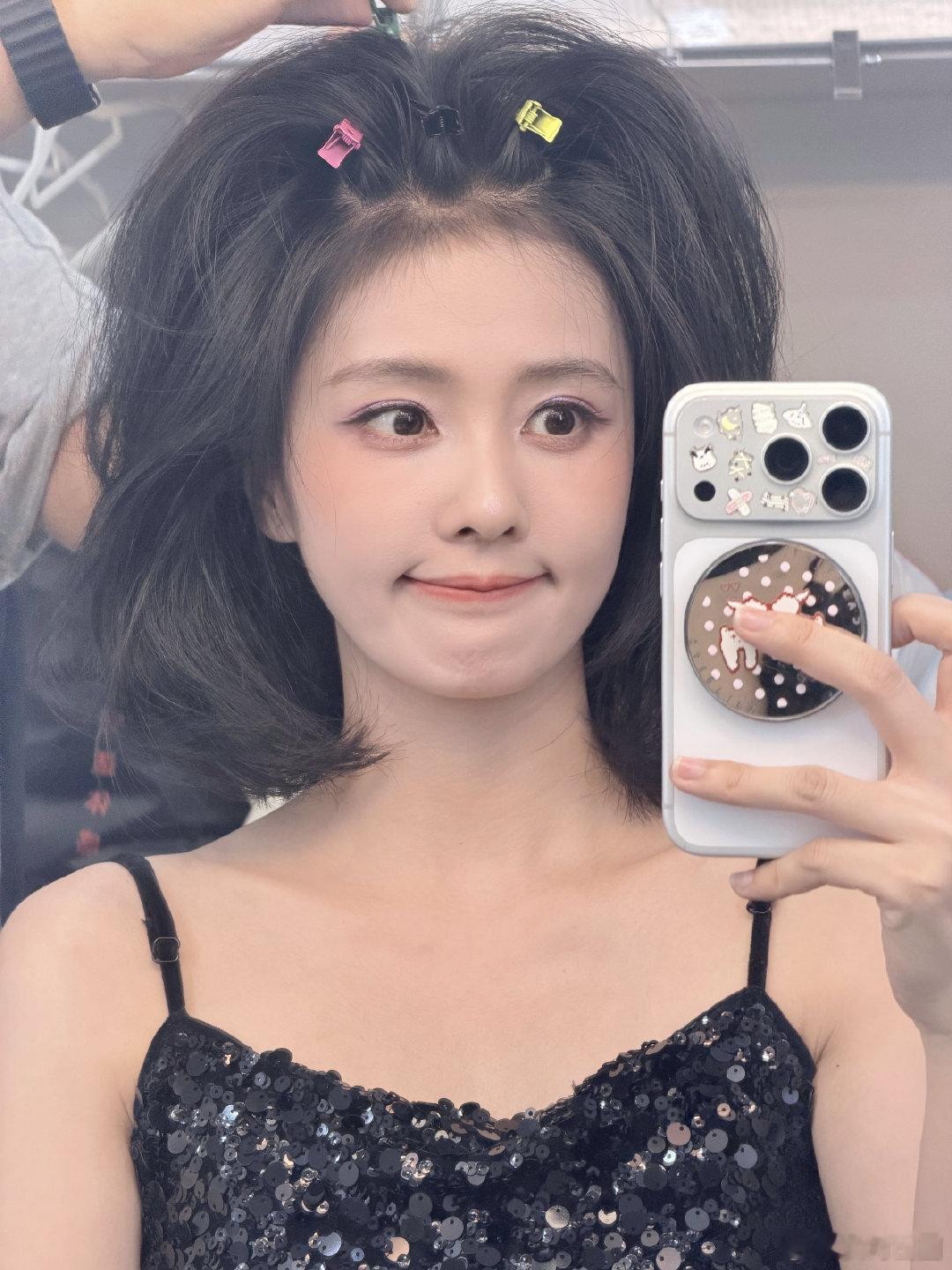 白鹿化妆可爱自拍 化妆间随拍花絮释出，一边精致做妆造，一边上演妙脆角趣味互动，趣