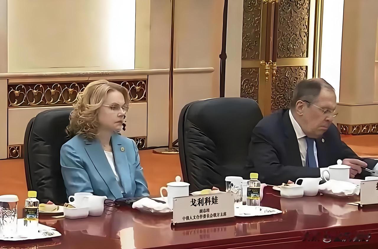 普京访华，这个漂亮女人非常显眼…
她名字叫戈利科娃，今年60岁，俄罗斯副总理，主