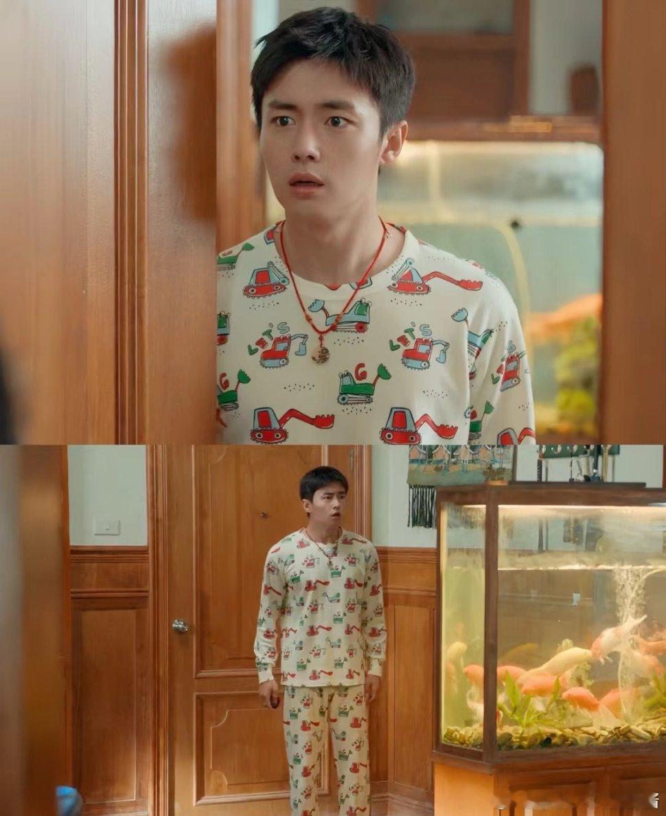 翟子路真是个大宝贝，都17了还穿小卡车呢？果然睡衣才能反映出一个人的心理年龄 ​