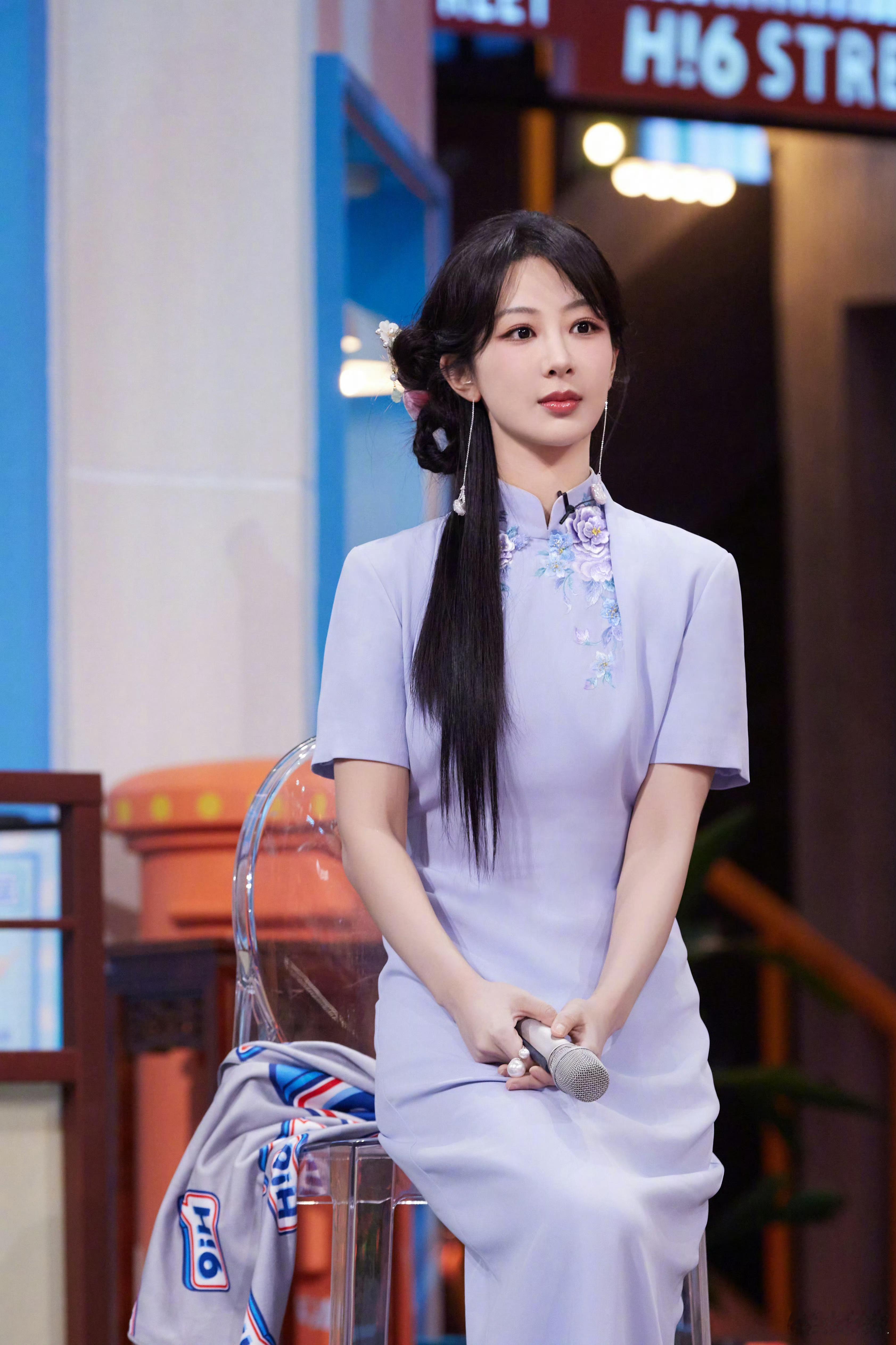 杨紫好六开园 是葡萄紫啊，紫姐好好看[哇] 