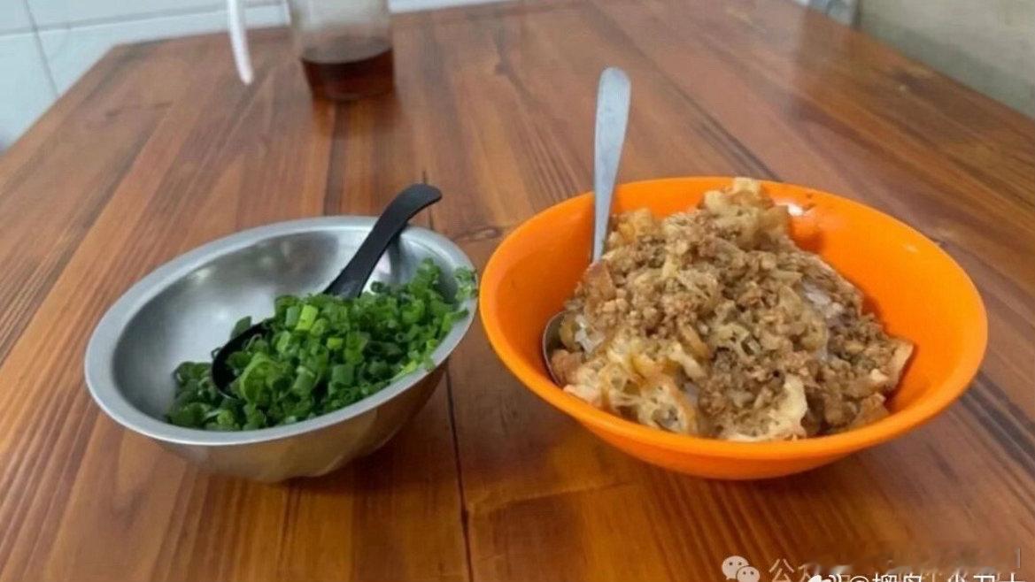 玉环凌晨灶台暖胃白天海浪护人清晨深耕三餐烟火，坚守祖传暖心炊饭；白昼奔赴碧海一线