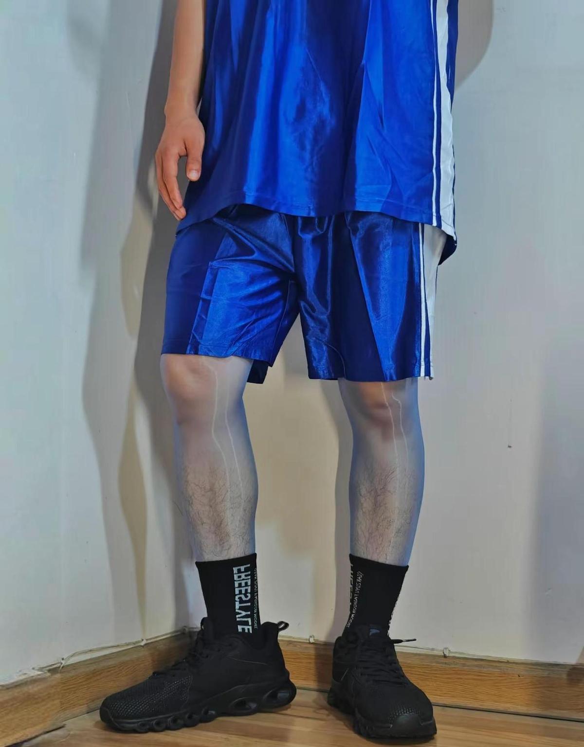 他蹲在工地角落啃馒头，手机里是女儿发来的语音：“爸爸，你什么时候回来？
”
他没