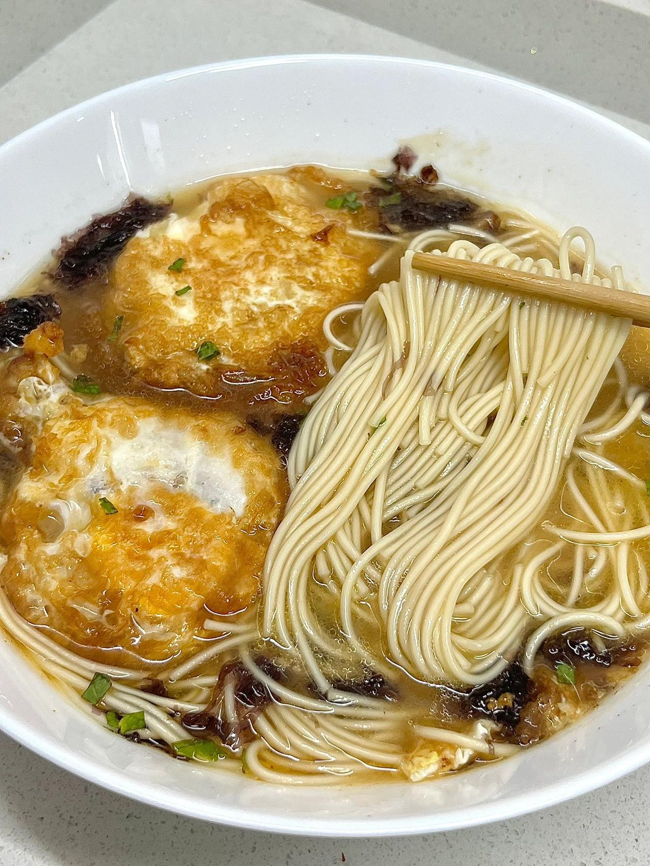 汤都喝光的清汤面，吃完浑身舒服！
快手面人人都要会！
食材：鸡蛋、挂面、小葱
步