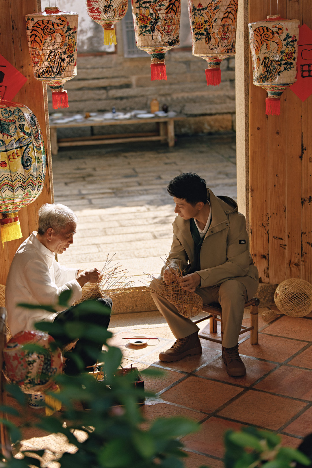 虎弟说时尚 AIGLE携手品牌代言人马龙解锁城市探索之旅。跟随马龙，解锁旅途新角