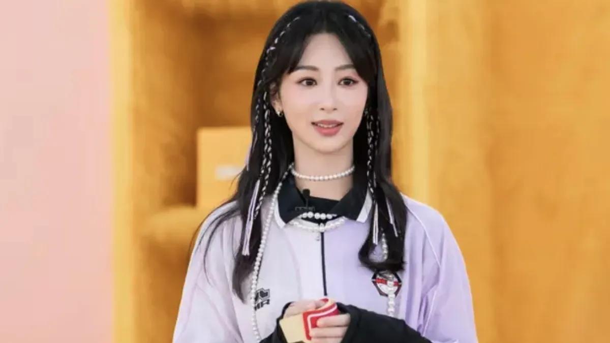 杨紫以独特时尚感惊艳亮相，将简约T恤巧妙系于腰间，展现出一抹不羁的酷飒风情。她头