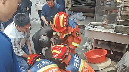 【120斤男子下井救130多斤邻居】“我当时就想着人一定要救上来。” 回忆起那惊