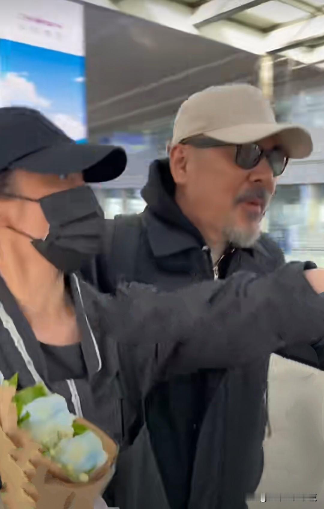 陈建斌一脸花白络腮胡搂着娇妻蒋勤勤一同出行！不仔细看，还以为这是大胡子张纪中哪！