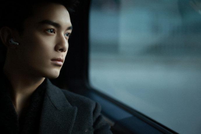 #男装周明星造型盘点# 亮相Loewe秀场，一身深色大衣尽显高挑好身形，搭配黄色