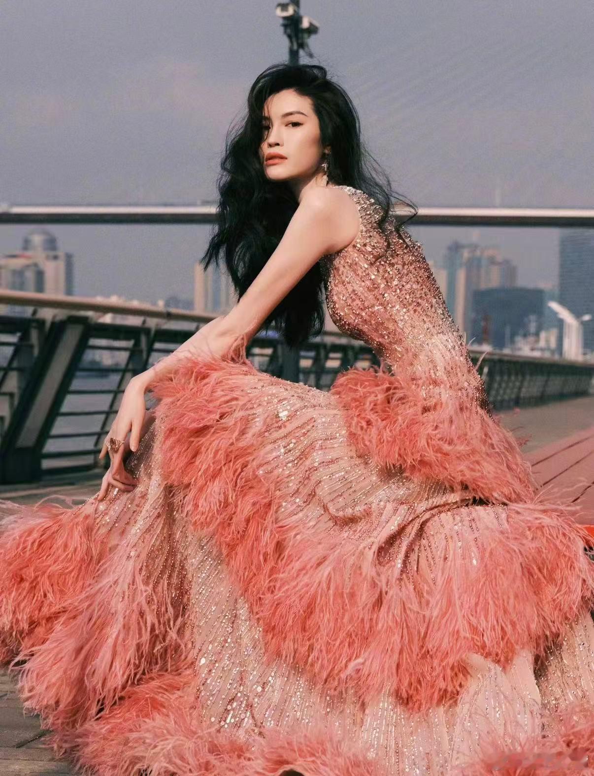 何穗陈瑜申贤智时尚力 每一亮相都尽显时尚态度！何穗温柔高级，气质从容大气。陈瑜潇