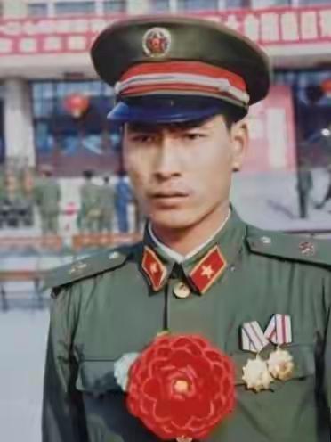 1950年海南岛战役的硝烟里，有个画面让人难以置信：一个年轻战士腰间的水壶被子弹