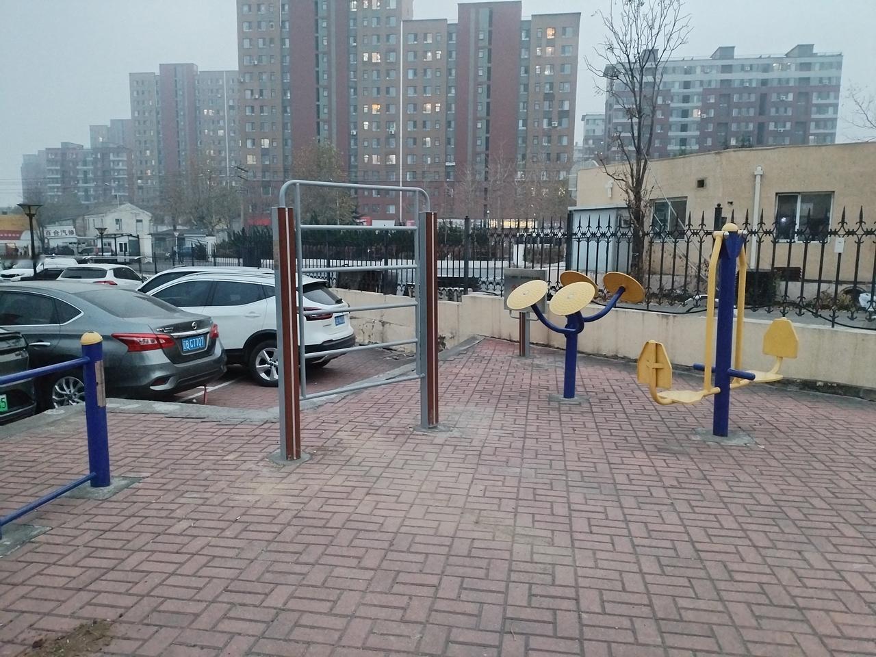 这两天，国家投资为小区安装的利民健康设备，已经投入了全面使用。
自从有了这些设备