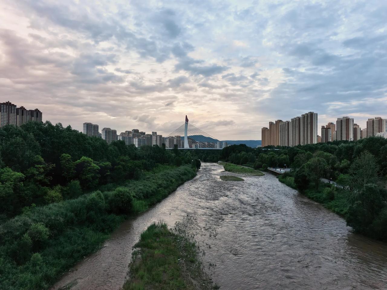 [微风]小城24℃，空气有染。
[微风]中伏连续高温，今日终于有了一丝凉快的风。