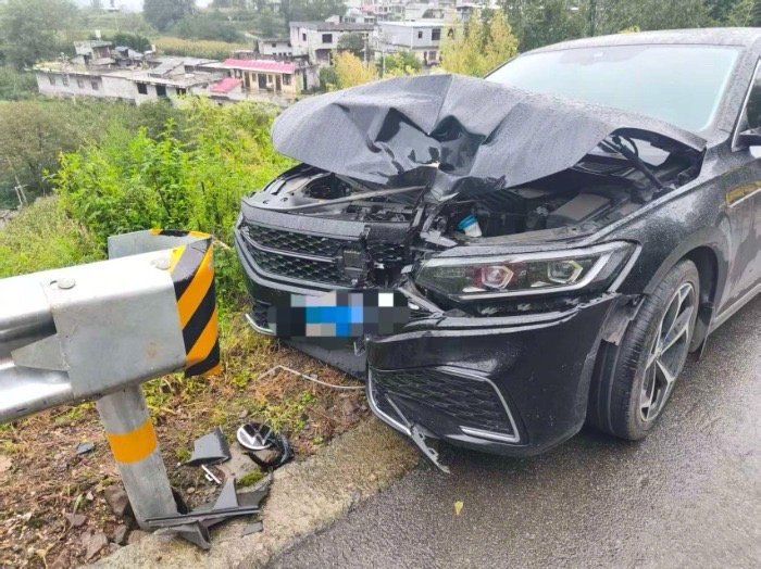 【#车主称帕萨特撞护栏气囊未弹出#，4S店回应：未达到触发条件】#4S店回应帕萨