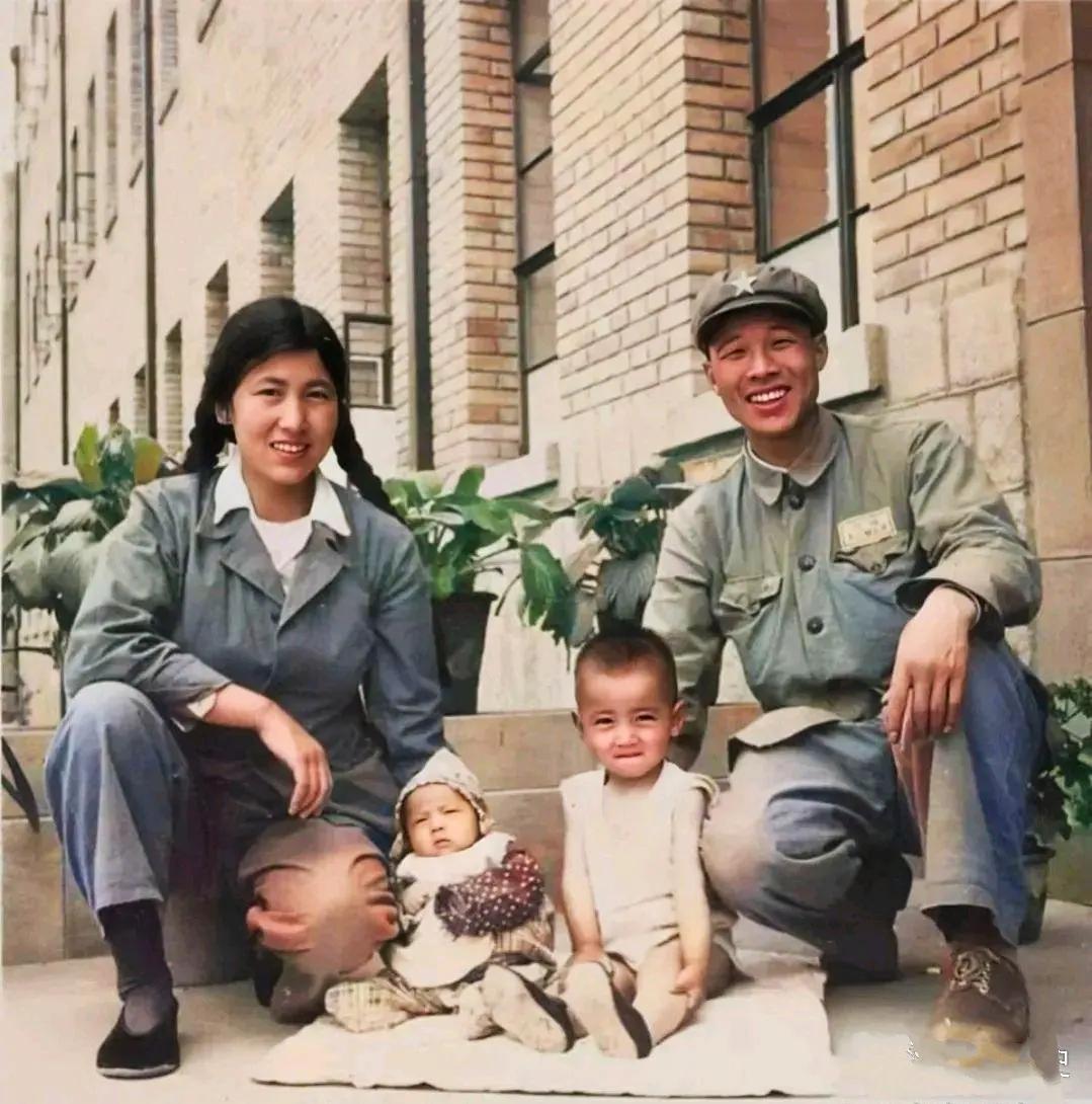 上世纪50年代，一个军人家庭的全家福。那个年代军人是最吃香的职业，当时很多女生都