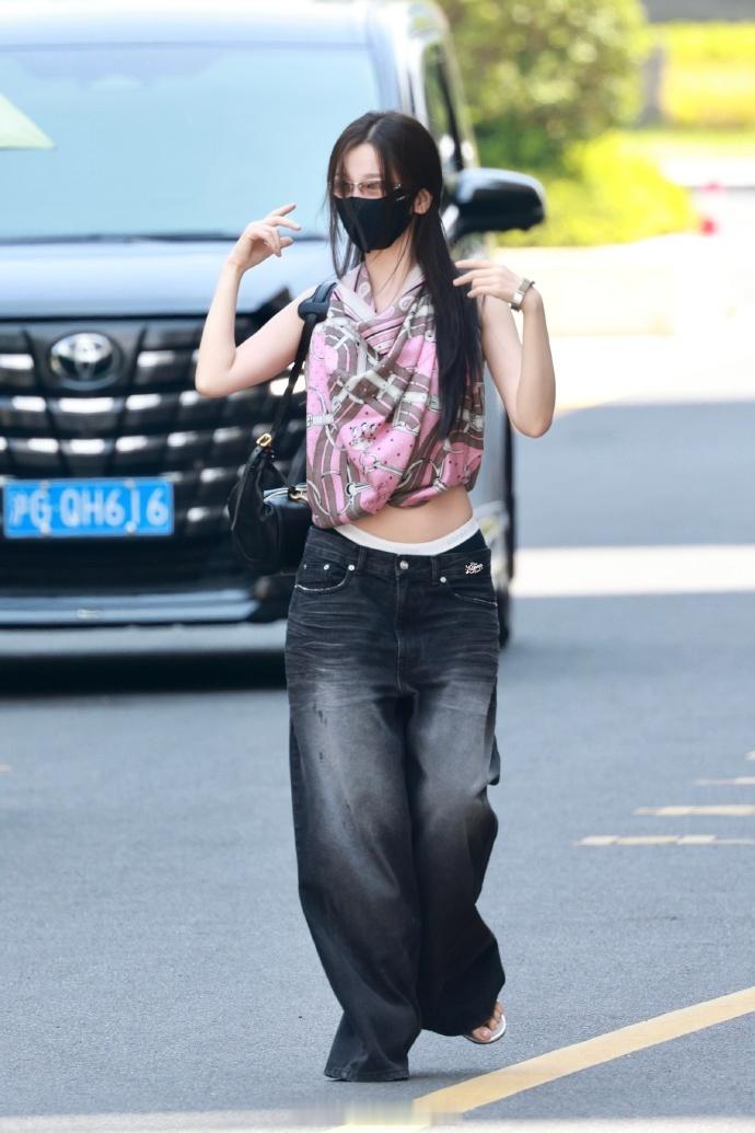 虞书欣路透穿了块抹布在身上虞书欣这是穿了块抹布吗虞书欣套了块抹布就上班了 大家玩