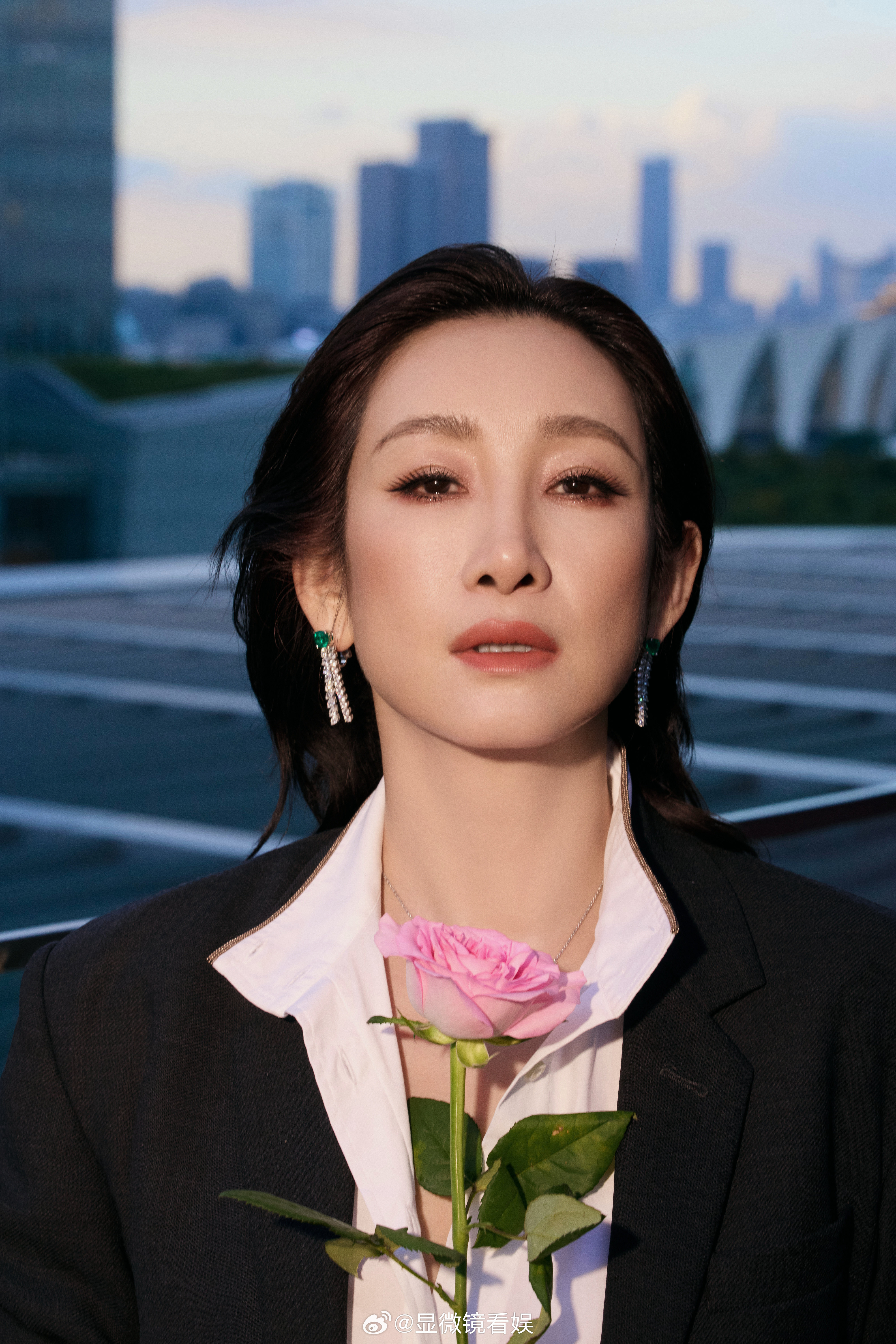 秦海璐像是来谈收购的 秦海璐亮相vogue盛典红毯，黑白look好有质感，迈着六