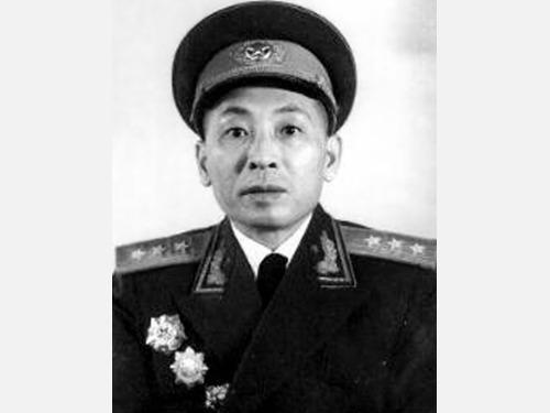 1933年冬，叶飞在客栈等地下党接头的同志，突然冲进来3个特务将他扑倒。遇险的叶