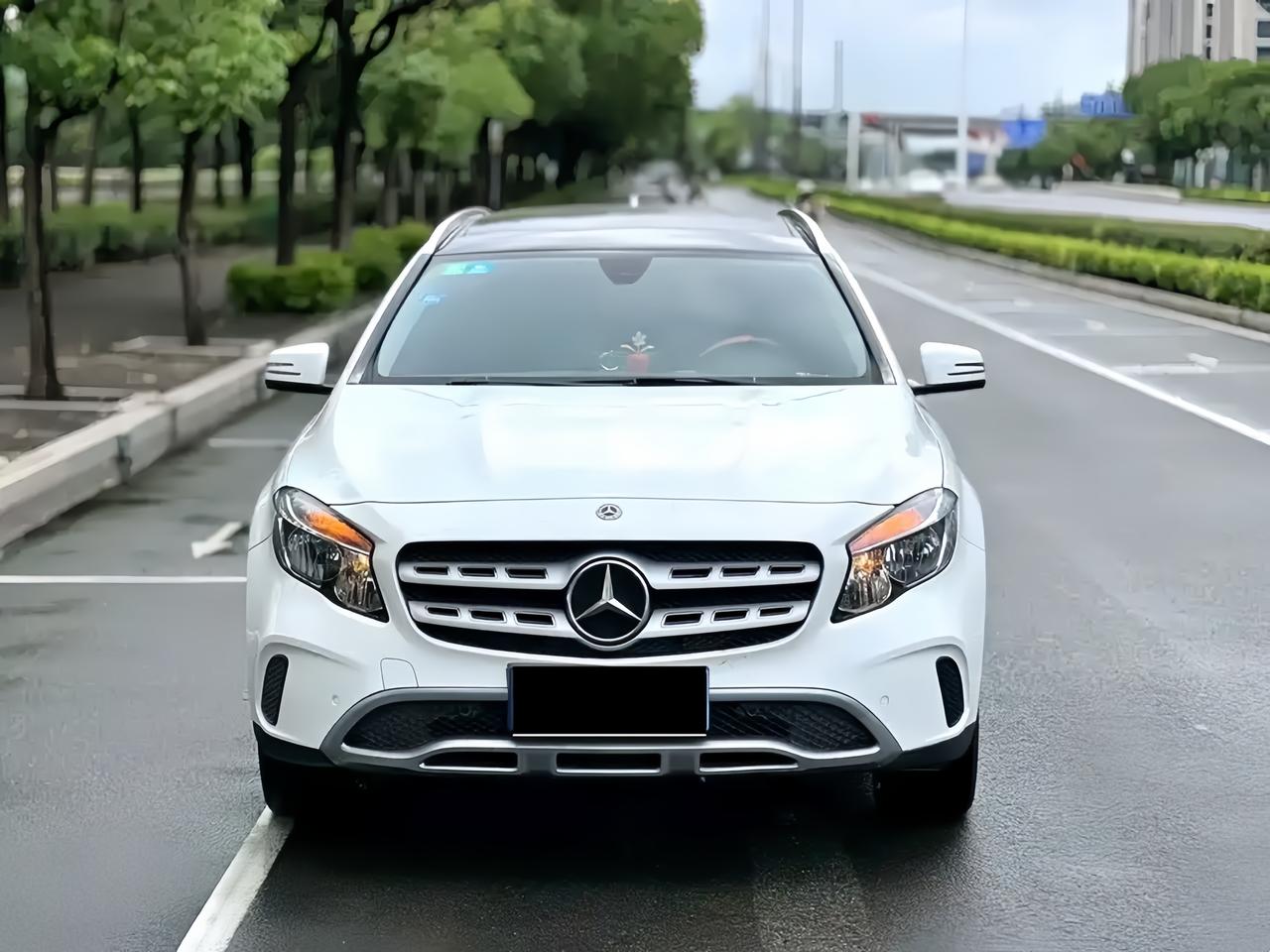 10—15万预算，买二手奔驰GLA，要是女生代步，我觉得好停车比“大奔驰”或许更