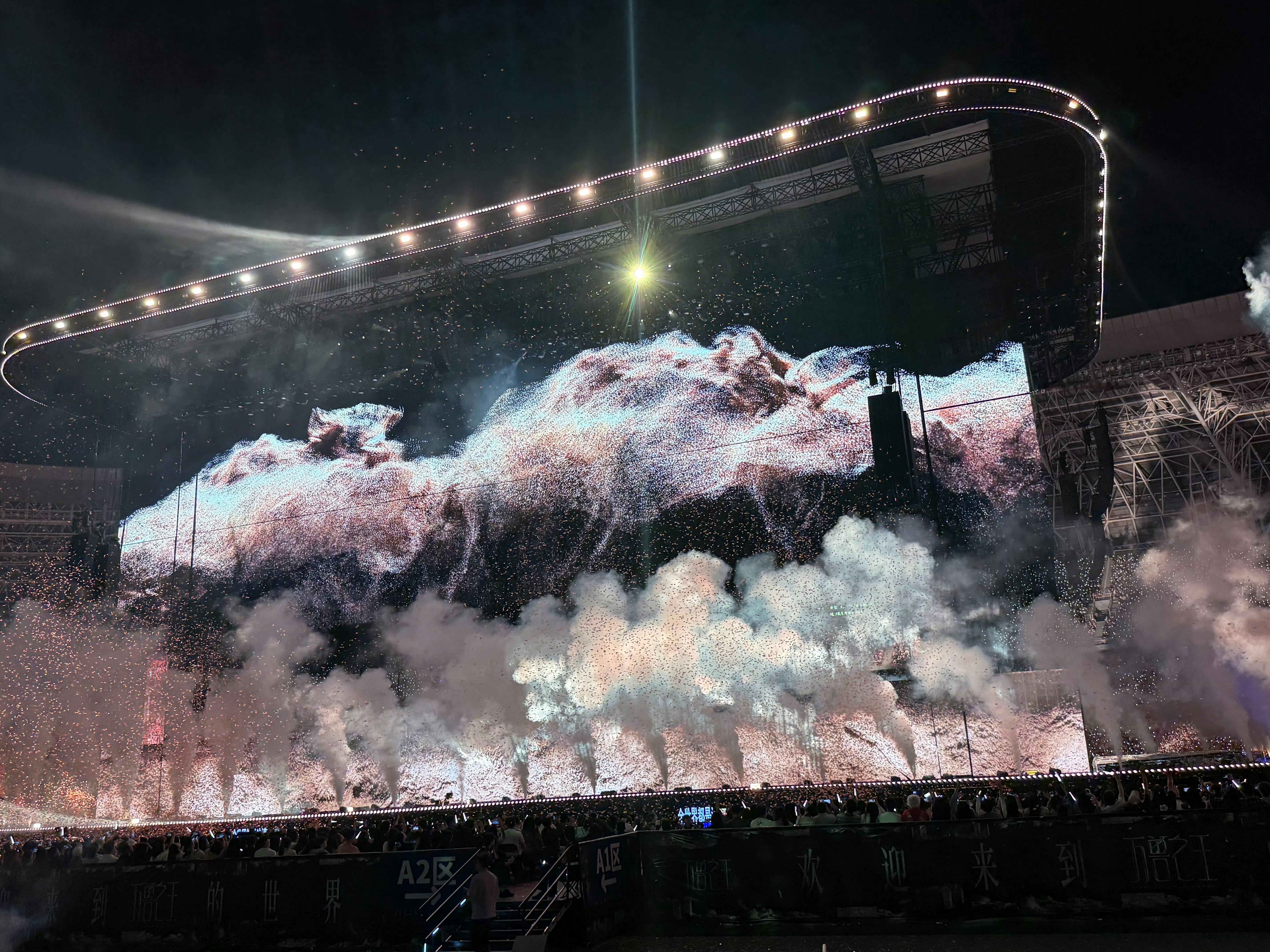 薛之谦薛之谦演唱会卷上天了 万兽之王巡演，每一站都是新天花板✅ 太原站无人机演绎