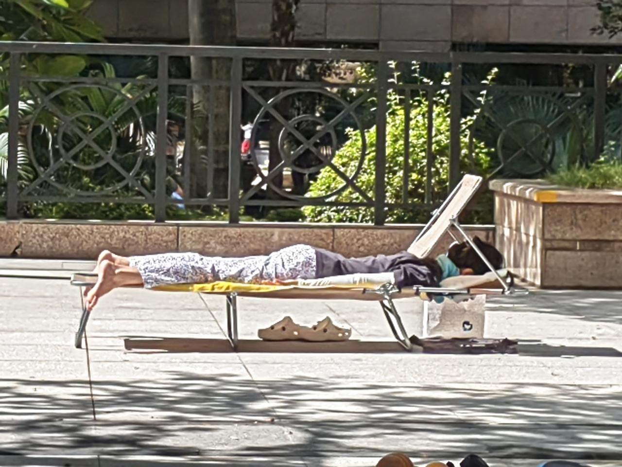 太阳下暴晒，这是什么养生方式？？？