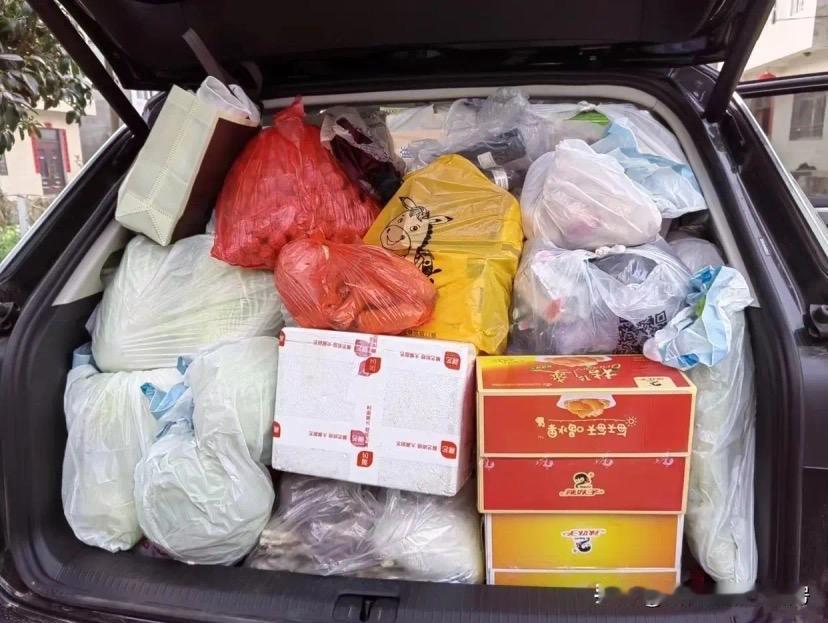 后备箱塞爆、挂在车外！这一幕，看哭千万返程游子

春节假期悄然落幕，一场特殊的“