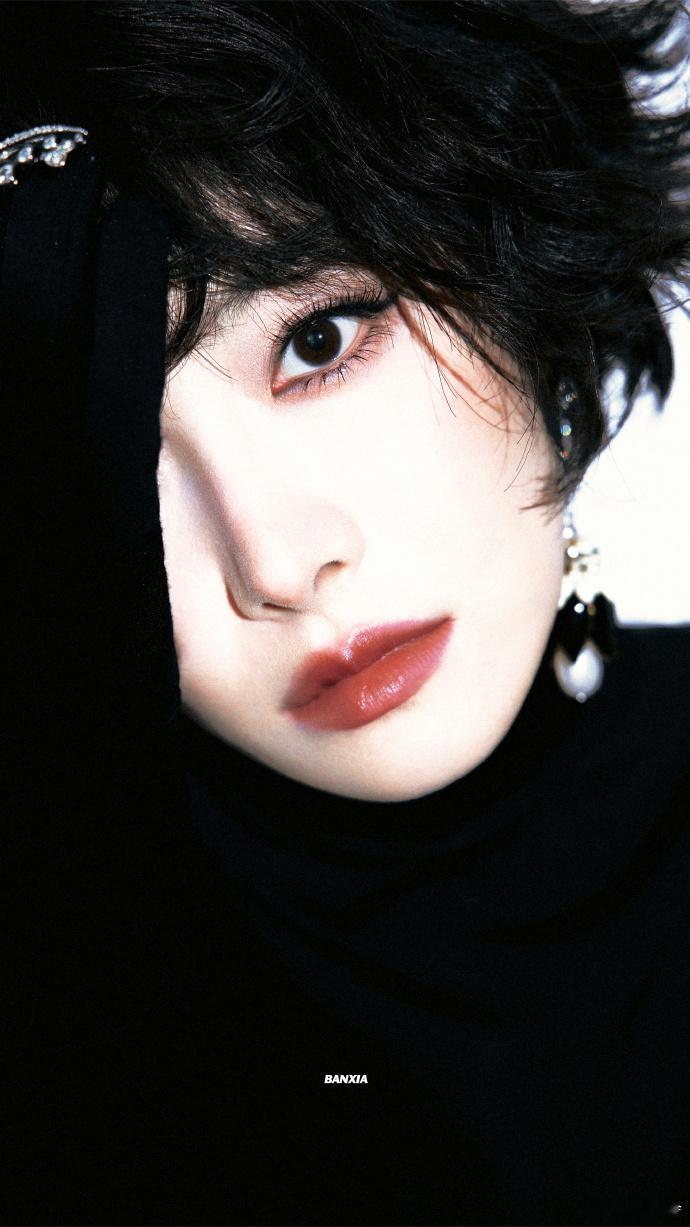 宋茜短发洋娃娃 宋茜这头短发直接戳中审美！灵动卷度+精致五官，完美复刻洋娃娃的俏