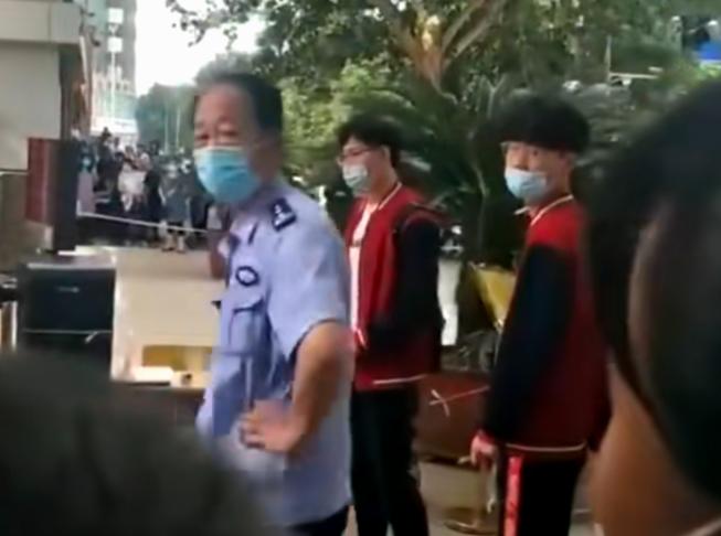 俩孩子迟到被禁入考场，很多家长劝说让孩子进去，执法人员说，这就是规矩。如果连高考
