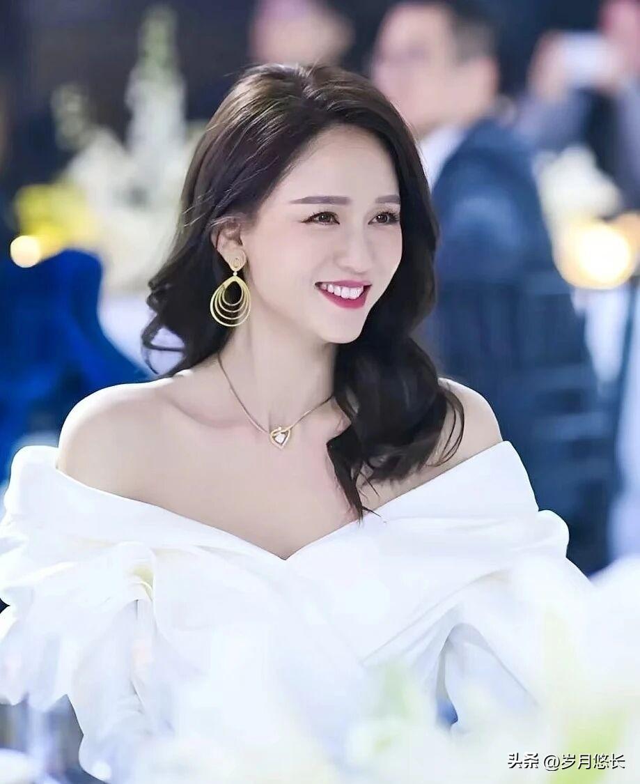 网上总有人掰扯
陈乔恩美不美，
咱就是说，这问题本身就没有标准答案！

有人夸她