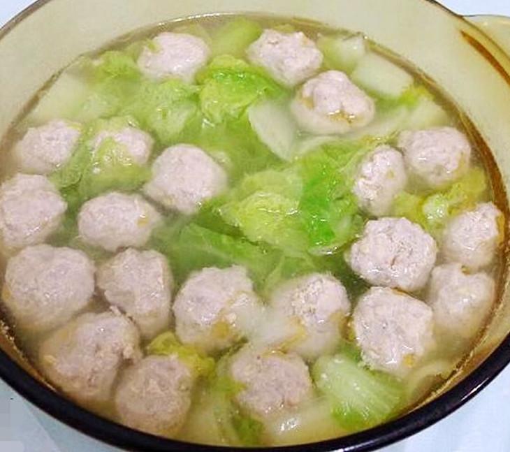 清水煮肉丸做法
（汤清透、丸子鲜嫩紧实不松散）
 
食材
 
肉馅（猪肉三分肥七