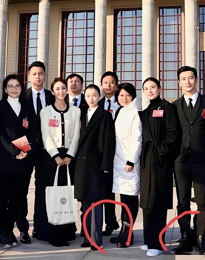 真是笑不活了！邓超黄晓明这俩哥拍照也太拼了，偷偷踮脚的小动作全被镜头逮住！说好的