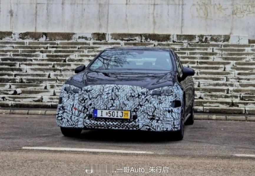 全新奔驰纯电C级伪装图曝光侧面采用了独立的三角窗设计整车看起来有点像大号的鼠标了